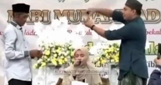 Tangkapan layar video seorang Qoriah yang disawer pada acara Maulid Nabi Muhammad di daerah Pandeglang Banten.