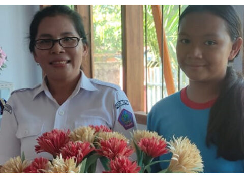 Deborah Andhy bersama salah satu siswa di SLB, (Foto: Fabio Balamba).