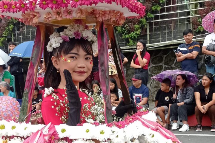 Seorang anak di Tomohon, yang jadi Putri Bunga saat Tomohon International Flowers Festival, (Foto: Neno Karlina).