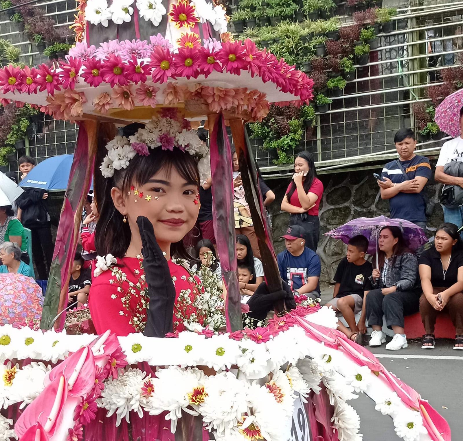 Seorang anak di Tomohon, yang jadi Putri Bunga saat Tomohon International Flowers Festival, (Foto: Neno Karlina).