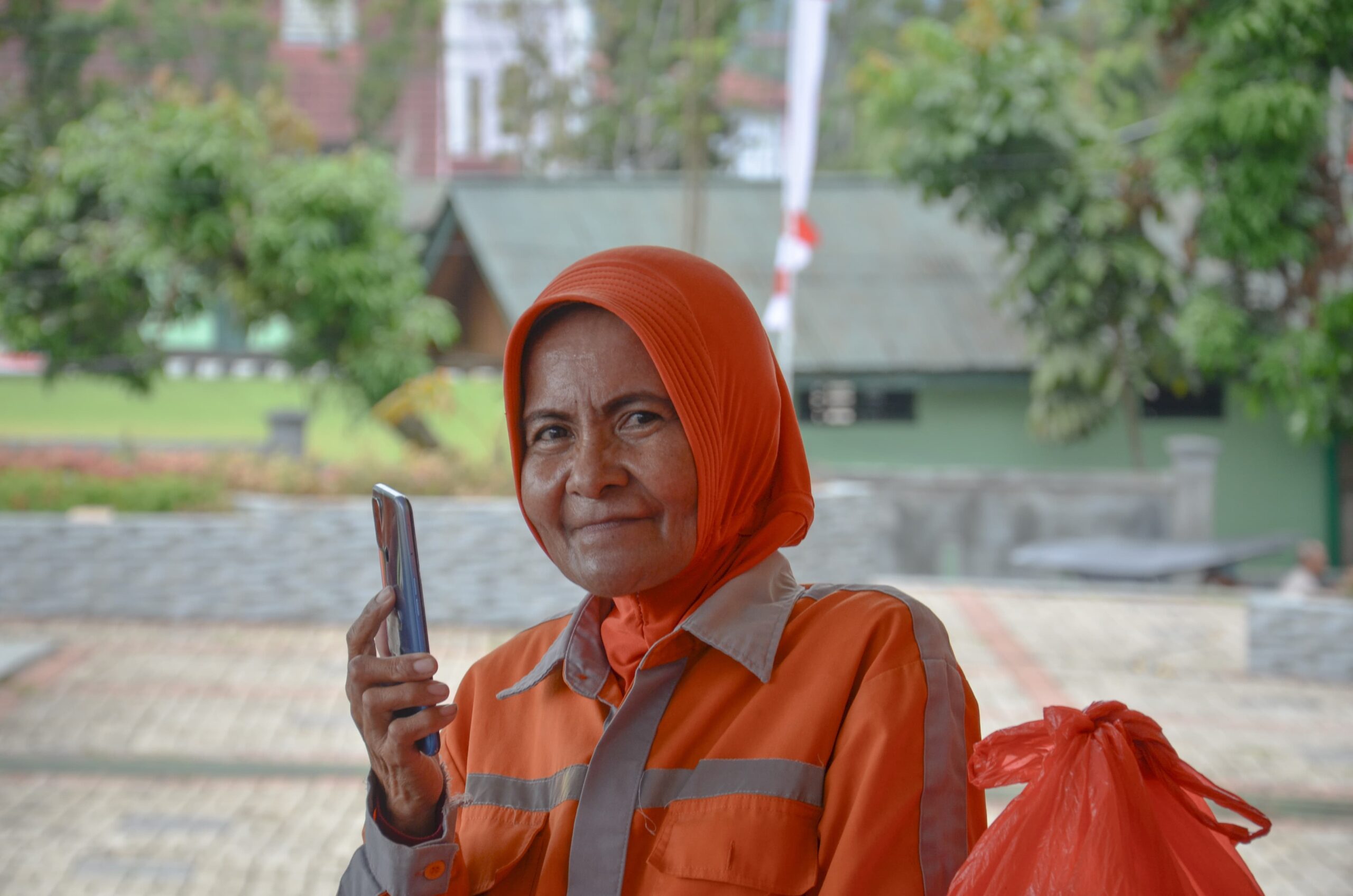 Foto ekspresi perempuan di Kotamobagu saat perayaan HUT RI ke-59, (Foto: Yegar Sahaduta).