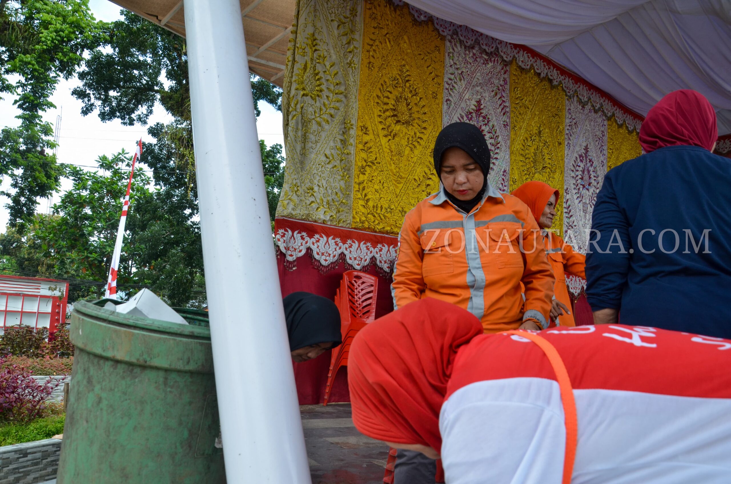 Norma Manangin, petugas kebersihan di Kota Kotamobagu, (Foto: Yegar Sahaduta).