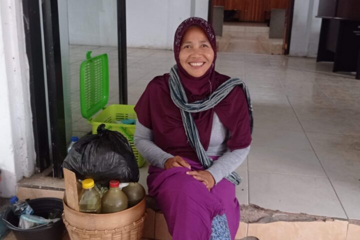 Keteguhan Mbak Jamu: 18 Tahun Menghidupi Keluarga dengan Jamu Keliling di Kotamobagu, (Foto: TENTANGPUAN.com).