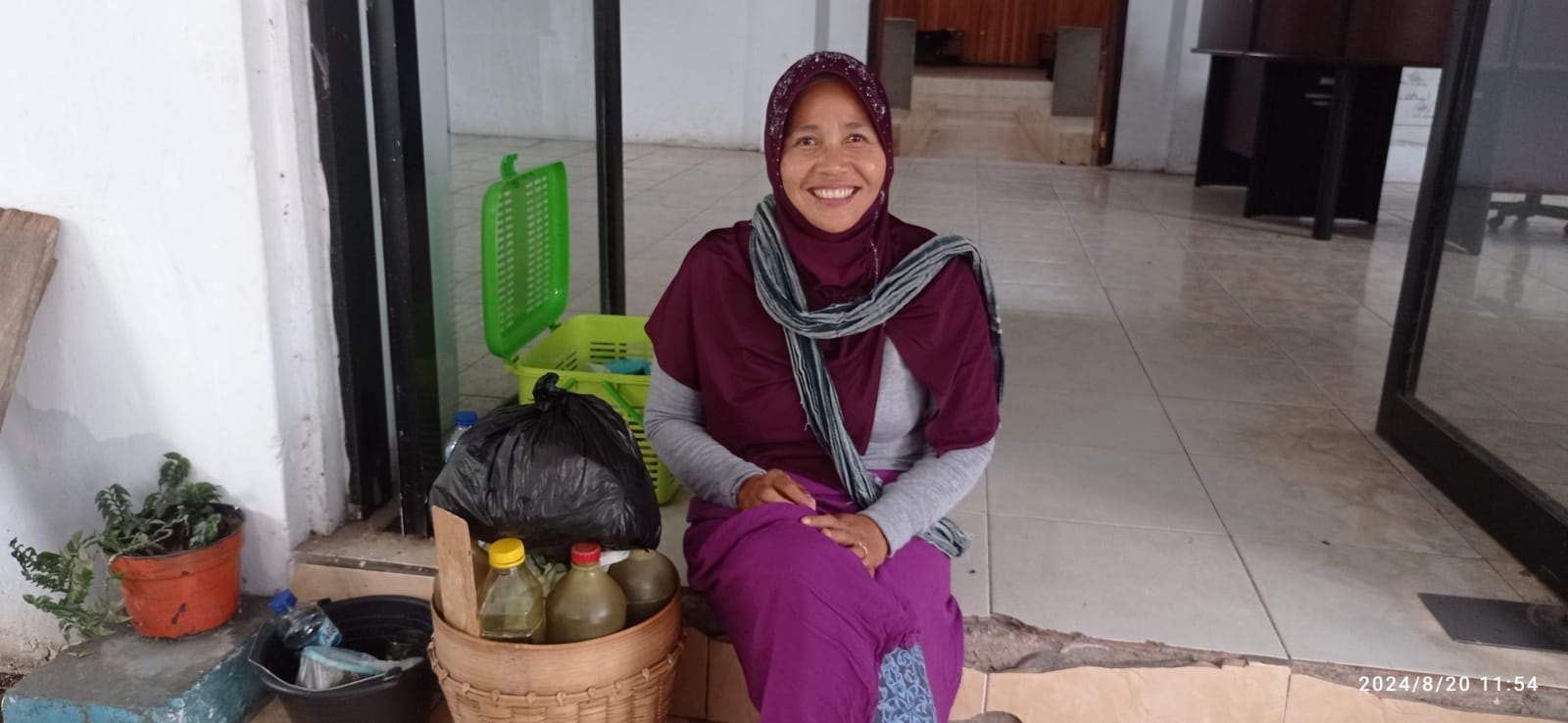 Keteguhan Mbak Jamu: 18 Tahun Menghidupi Keluarga dengan Jamu Keliling di Kotamobagu, (Foto: TENTANGPUAN.com).