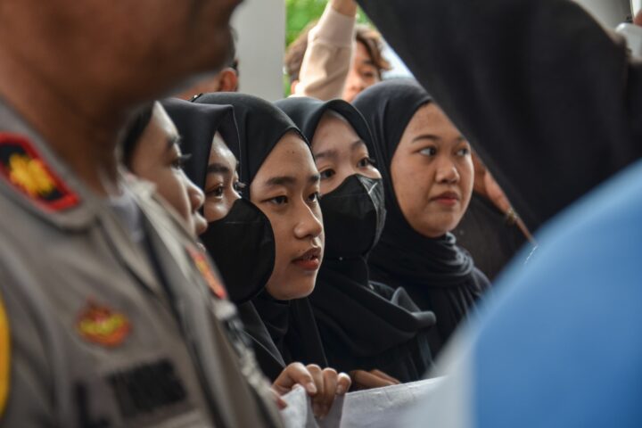 Sejumlah mahaiswi di Kota Kotamobagu saat aksi 'Darurat Indonesia', (Foto: Yegar Sahaduta).