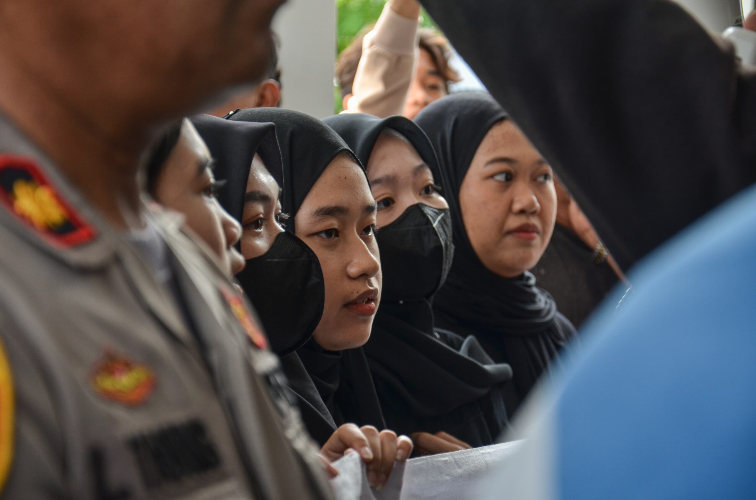 Sejumlah mahaiswi di Kota Kotamobagu saat aksi 'Darurat Indonesia', (Foto: Yegar Sahaduta).