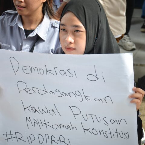 Aksi Mahasiswi Kotamobagu Tolak RUU Pilkada Mengguncang Gedung DPRD, (Foto: Yegar Sahaduta).