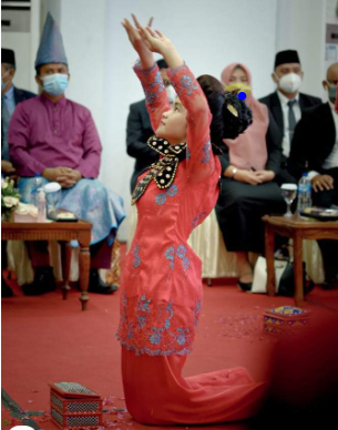 Laras Dondo sedang menari kabela, (Foto: Dok Pribadi).