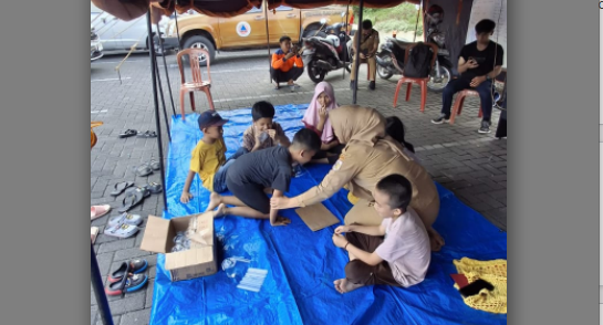 Suasana trauma healing DP3A Kotamobagu terhadap anak-anak korban kebakaran Gogagoman, (Foto: Ida Detotabuan).