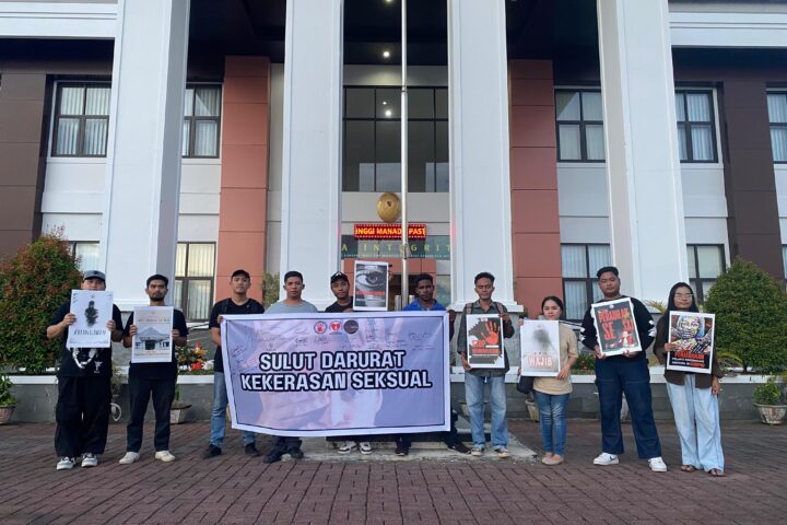 Aksi Kamisan KAKSBG di depan kantor Pengadilan Tinggi Manado, (Foto: Pool).