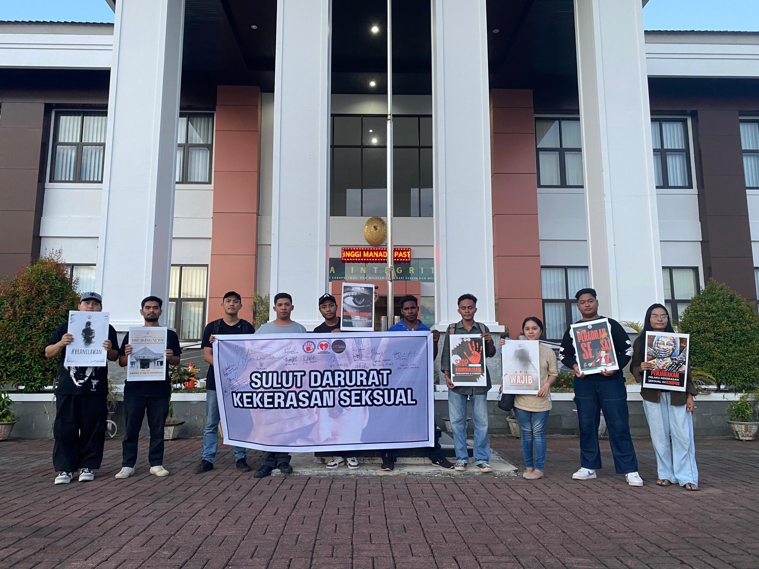 Aksi Kamisan KAKSBG di depan kantor Pengadilan Tinggi Manado, (Foto: Pool).