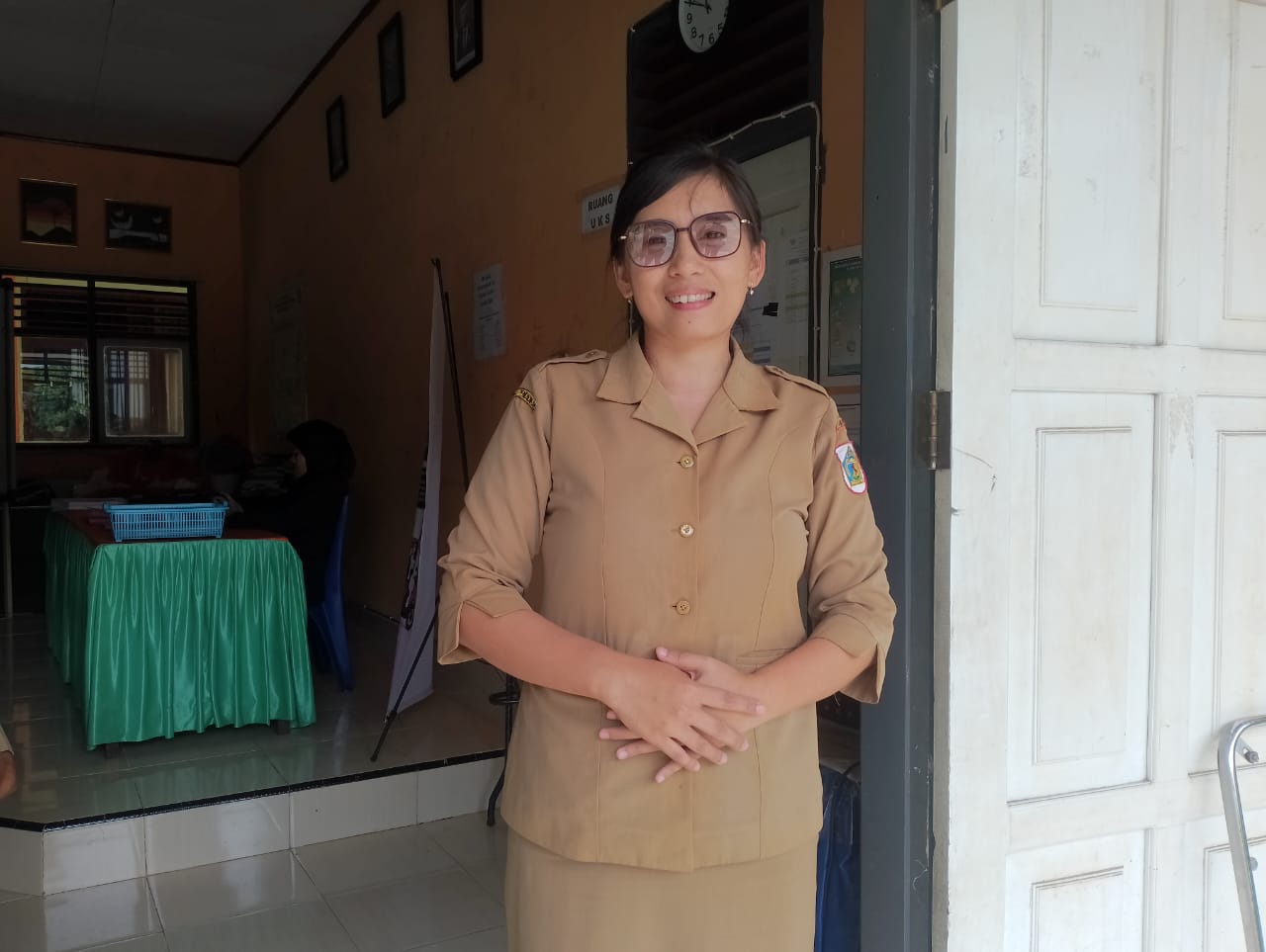 Tanti (32), seorang guru di SMPN 1 Kotamobagu, (Foto: TENTANGPUAN.com/ Tri Deyna).