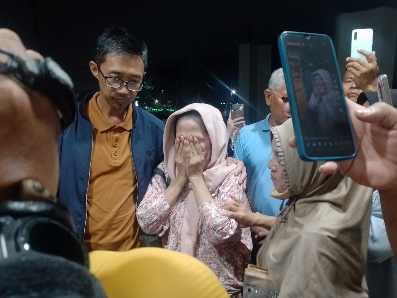 Derai tangis mewarnai Sri Anita, istri Kepala Dinas Pemberdayaan Masyarakat dan Desa (PMD) Bolaang Mongondow, Abdulsalam Bonde, (Foto: TENTANGPUAN.COM/ Tri Deyna).