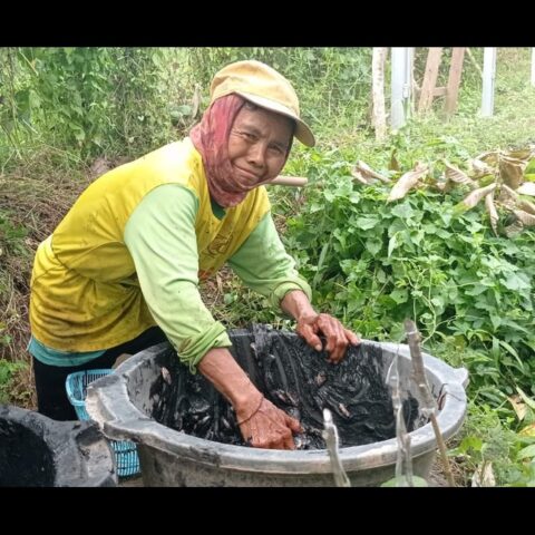 Niluh Gunasih, perempuan berusia 64 tahun yang menolak diam meski usia tak lagi muda. (Foto: Neno Karlina).