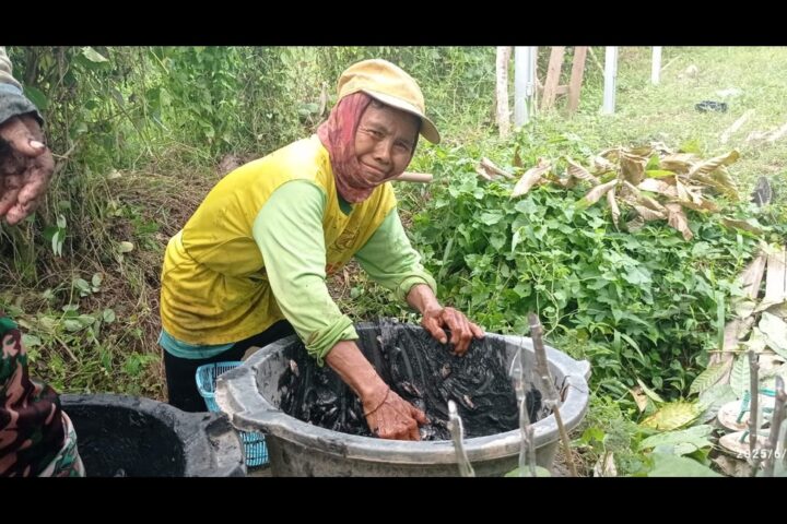 Niluh Gunasih, perempuan berusia 64 tahun yang menolak diam meski usia tak lagi muda. (Foto: Neno Karlina).