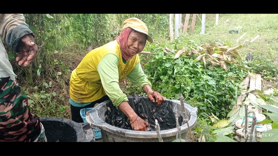 Niluh Gunasih, perempuan berusia 64 tahun yang menolak diam meski usia tak lagi muda. (Foto: Neno Karlina).