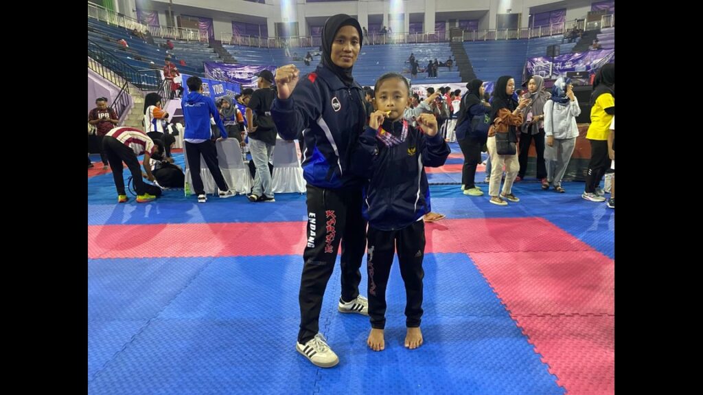 Zubair Azzam Husain bersama sang ibu sekaligus pelatih, Endang Luwiti—duo ibu-anak dari Bolsel yang membuktikan bahwa cinta, disiplin, dan semangat juang bisa melahirkan juara di panggung dunia. (Foto: Romansyah Banjar).