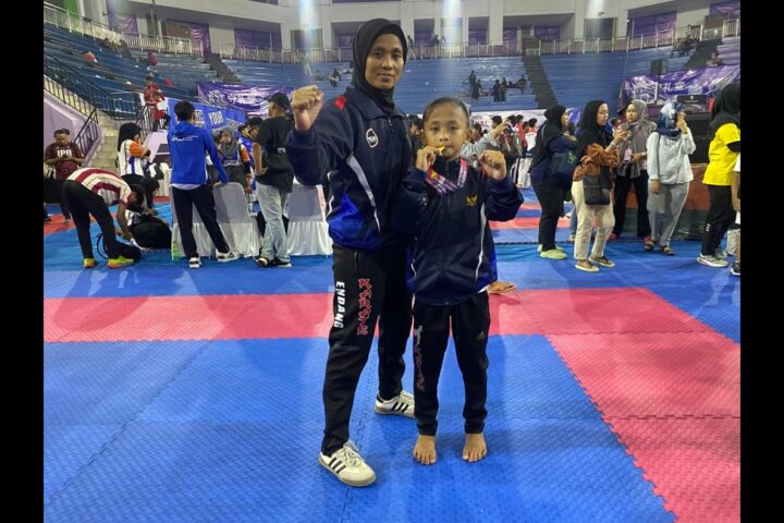 Zubair Azzam Husain bersama sang ibu sekaligus pelatih, Endang Luwiti—duo ibu-anak dari Bolsel yang membuktikan bahwa cinta, disiplin, dan semangat juang bisa melahirkan juara di panggung dunia. (Foto: Romansyah Banjar).