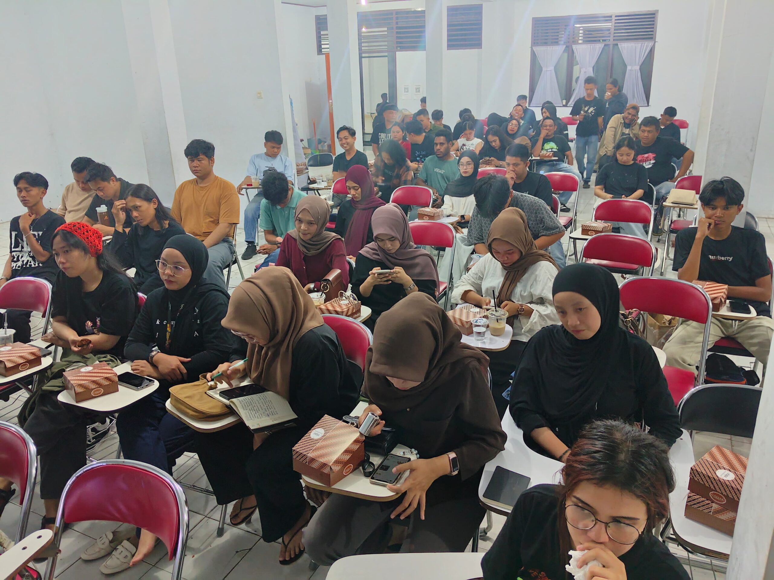 Suasana nonton bareng "Pesta Babi: Kolonialisme di Zaman Kita", (Foto: Koleksi Zonautara.com).